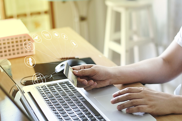 포토 JPG 해외이미지 손 인터넷 비즈니스 통신 손가락 사람없음 금융 노트북 쇼핑 컴퓨터 상점 디지털 정보 키보드 잡기 신용카드 구매 상품 서비스 시작 보안 질서 온라인 해외202004 해외포토 모션 안전 신체부위 경제 전자제품 예절 파일형식 이미지허브