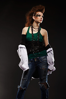 포토 JPG 해외이미지 백인 모델 라이프스타일 헤어스타일 여자 감정 유럽 문화 얼굴 셔츠 한명 사람 빨간색 초록색 유행 흰색 청바지 표현 도시 화려 생강 주근깨 빨간머리 펑크 스타일 해외202004 해외포토 서양인 1 나라 컬러 컨셉 상의 채소 바지 생활 신체부위 점 파일형식 이미지허브