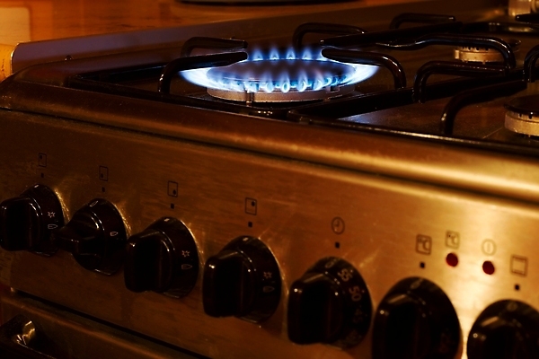 포토 JPG 해외이미지 산업 백그라운드 가정 불 주택 따뜻함 요리 사람없음 경제 파란색 빛 주방 검은색 어둠 힘 기계 에너지 레인지 뜨거움 오븐 난로 버너 묘사 화석 연료 가스 난방 낭비 내추럴 연소 위기 화상 효율 공급 해외202004 해외포토 자연요소 컬러 컨셉 건물 가전제품 상처 난방기 파일형식 이미지허브