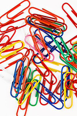 포토 JPG 해외이미지 종이 백그라운드 학교 집게 사람없음 컬러풀 사무실 쌓기 금속 장비 흰색 공구 업무 그룹 오브젝트 문서 클립 보유 섞기 공급 해외202004 해외포토 교육 컬러 비즈니스 모션 재질 도구 작업 파일형식 이미지허브