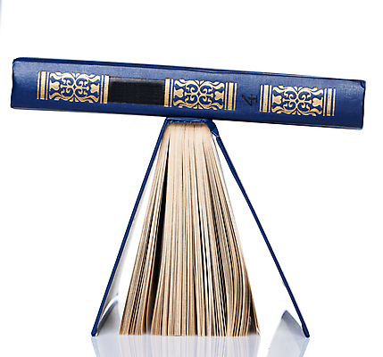 포토 JPG 해외이미지 교육 종이 과학 백그라운드 텍스트 학교 탁자 사람없음 목재 책 파란색 스터디 독서 쌓기 성경 자료 정보 수확 덮개 흰색 역사 클래식 도서관 편지 수집 읽기 오브젝트 교과서 대학교 문서 문학 페이지 양장본 시트 고립 보관소 옛날 출판 해외202004 해외포토 나무 컬러 가구 컨셉 농업 재료 종교용품 모션 교재 학습 뚜껑 저장 파일형식 이미지허브