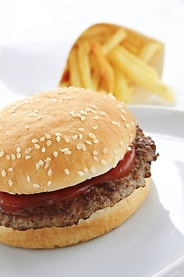 포토 JPG 해외이미지 접시 패스트푸드 실내 사람없음 감자튀김 햄버거 인스턴트 정크푸드 흰배경 해외202004 해외포토 식기 음식 백그라운드 감자 내부 튀김 흰색 파일형식 이미지허브