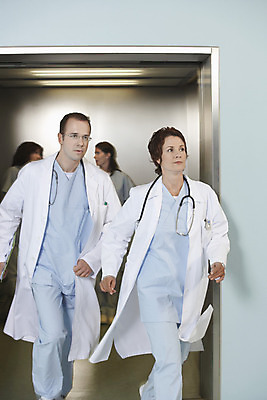 포토 JPG 해외이미지 백인 직업 40대 청진기 독일 실내 건강 병원 실험 사람 여러명 성인 세로 30대 달리기 약 걷기 방 장비 의사 코트 긴급 작업 수술 씻기 엘리베이터 집중 동료 속도 시설 바쁨 리프트 심각 지원 해외202004 해외포토 서양인 유럽 중년 다수 컨셉 의학 관계 의료기기 모션 내부 치료 장년 청결 외투 의료진 파일형식 이미지허브