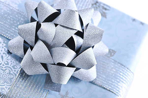 포토 JPG 해외이미지 1 계절 리본 종이 백그라운드 크리스마스 겨울 포장 휴가 선물 사람없음 장식 파란색 상자 덮개 흰색 닫기 은색 정상 묘사 오브젝트 활 싱글 주기 고립 포장소품 해외202004 해외포토 기념일 컬러 모션 뚜껑 포장재료 파일형식 이미지허브