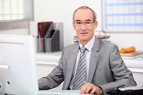 포토 JPG 해외이미지 백인 1 옷 남자 행복 안경 여유 인터넷 비즈니스 교실 탁자 성공 한명 사람 앉기 풍경 정장 컴퓨터 웹 흰색 비즈니스맨 자신감 서핑 이메일 연결 은퇴 온라인 변호사 경영 정중 회계사 해외202004 해외포토 서양인 직업 잡화 교육 감정 컬러 가구 컨셉 학교 모션 전자제품 수상스포츠 직장인 파일형식 이미지허브