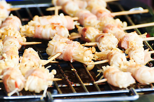 포토 JPG 해외이미지 음식 오렌지 포장 쟁반 건강 육류 돼지고기 요리 사람없음 초록색 버섯 흰색 양념 그릴 먹기 준비 날것 베이컨 후추 해외202004 해외포토 컬러 과일 식재료 모션 주방용품 향신료 파일형식 이미지허브