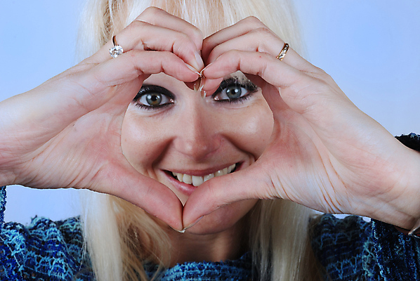 포토 JPG 해외이미지 모양 손 사랑 한명 사람 손짓 성인 우주 하트 해외202004 해외포토 1 감정 모션 신체부위 파일형식 이미지허브