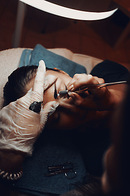 포토 JPG 해외이미지 손 여자 실내 한명 들기 상반신 성인 앞모습 신체부위 눕기 눈감음 어둠 잡기 작업 그리기 소프트포커스 눈썹 시술 눈썹문신 성인여자한명만 해외202004 해외포토 1 얼굴 뷰포인트 모션 촬영기법 사람 내부 문신 여자한명만 성인여자만 파일형식 이미지허브