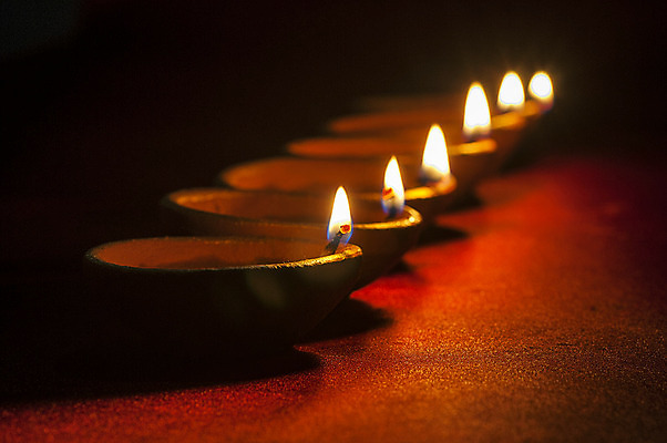 포토 JPG 해외이미지 전통 행복 종교 문화 백그라운드 불 휴가 불꽃 기념 사람없음 장식 빛 컬러풀 평화 축제 어둠 기도 램프 축하 인사 신용카드 야간 인도인 기회 예배 점토 광 등잔 숭배 힌두교 해외202004 해외포토 자연요소 외국인 감정 컬러 컨셉 조명 동양인 금융 예절 파일형식 이미지허브