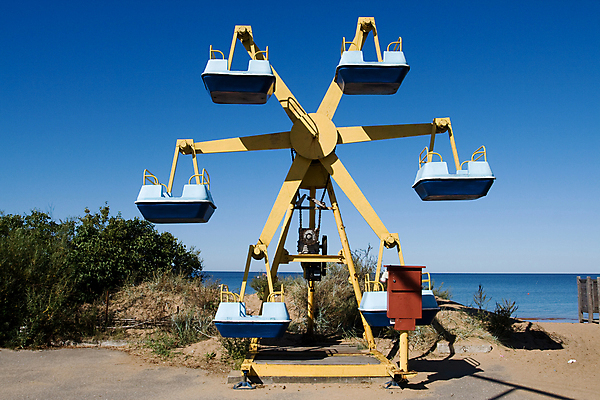 포토 JPG 해외이미지 놀이 하늘 사람없음 야외 여름 파란색 컬러풀 노란색 축제 기쁨 게임 바퀴 원형 승차 롤러 회전목마 해외202004 해외포토 도형 계절 감정 컬러 모션 놀이기구 파일형식 이미지허브