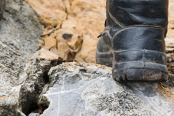 포토 JPG 해외이미지 남자 여행 신발 자연 성공 산 부츠 사람없음 야외 검은색 산책 트래킹 캠핑 하이킹 장비 쌍 정상 가죽 오브젝트 보호자 양발 옛날 운동화끈 절정 중고 스타일 카피스페이스 해외202004 해외포토 컬러 컨셉 레저 휴식 사람 공백 끈 생태계 파일형식 이미지허브