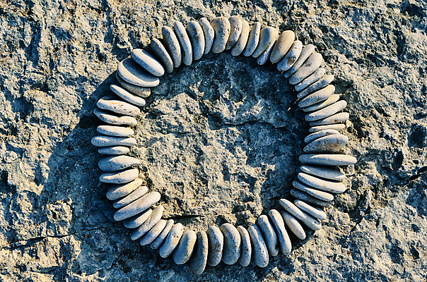 포토 JPG 해외이미지 모양 선 곡선 자연 사람없음 스파 화목 조약돌 흰색 반지 원형 그룹 가장자리 작음 균형 명상 질감 순환 심플 질서 흙더미 제비 내추럴 여의주 줄서기 지속성 많음 시리즈 해외202004 해외포토 도형 컬러 컨셉 장신구 모션 조류 흙 돌_바위 예절 둘레 크기 생태계 파일형식 더미 이미지허브