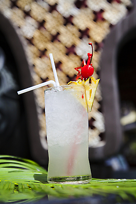 포토 JPG 해외이미지 주간 한잔 수영장 빨대 사람없음 야외 아웃포커스 칵테일 체리 파인애플 해외202004 해외포토 자연요소 1 과일 주류 촬영기법 열대과일 파일형식 이미지허브