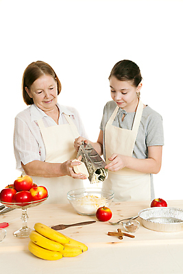 포토 JPG 해외이미지 백인 접시 옷 여자 할머니 음식 과일 재료 탁자 손녀 주택 실내 관리 요리 사람 두명 빨간색 주방 앞치마 기계 흰색 사과 굽기 준비 페스츄리 해외202004 해외포토 서양인 식기 노년 빵 컬러 가구 내부 건물 구이 손주 파일형식 이미지허브