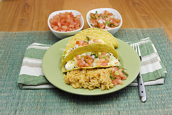 포토 JPG 해외이미지 접시 음식 토마토 양파 치즈 사람없음 초록색 식사 저녁식사 소고기 껍질 신선 상추 크림 준비 타코 살사댄스 해외202004 해외포토 식기 컬러 채소 유제품 육류 춤 파일형식 이미지허브