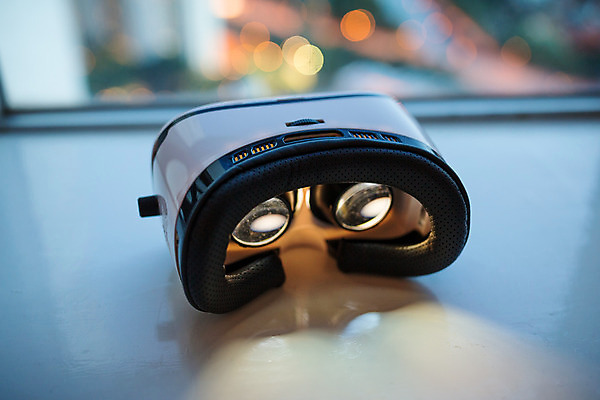 포토 JPG 해외이미지 1 안경 과학 모바일 미래 주택 실내 사람없음 전자제품 빛 도시풍경 세계 3D 디지털 스크린 어둠 황혼 금지 정보 게임 도시 캔 상품 야간 발사 하이테크 전자 비전 동영상 혁명 웨어러블 가상 가상현실 현실 해외202004 해외포토 자연요소 잡화 컨셉 놀이 기술 풍경 내부 건물 일몰 디지털합성 파일형식 이미지허브