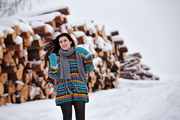 포토 JPG 해외이미지 나무 백인 응시 여자 행복 유럽 겨울 청소년 자연 한명 20대 야외 목재 쌓기 목도리 산책 추위 흰색 소나무 스웨터 통나무 벌목 수목 폭설 성인여자만 카피스페이스 해외202004 손모아장갑 해외포토 서양인 식물 1 시선 잡화 계절 감정 나라 컬러 장갑 상의 재료 모션 휴식 눈_날씨 사람 청년 공백 자연재해 생태계 여자만 성인만 파일형식 이미지허브