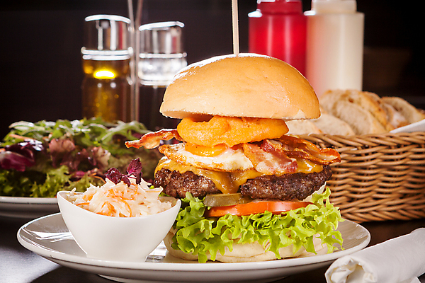 포토 JPG 해외이미지 접시 채소 검은배경 패스트푸드 실내 사람없음 바구니 햄버거 인스턴트 정크푸드 바게트 소스통 코우슬로 해외202004 해외포토 식기 음식 빵 백그라운드 통 내부 검은색 샐러드 소스_음식 파일형식 이미지허브