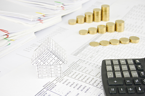 포토 JPG 해외이미지 종이 비즈니스 성공 설계 주택 사람없음 쌓기 동전 검은색 자료 계산기 흰색 업무 황금 인쇄 보고서 문서 영수증 시트 계좌 옛날 해외202004 해외포토 컬러 컨셉 돈 모션 문구용품 건물 금융 장비 작업 파일형식 이미지허브