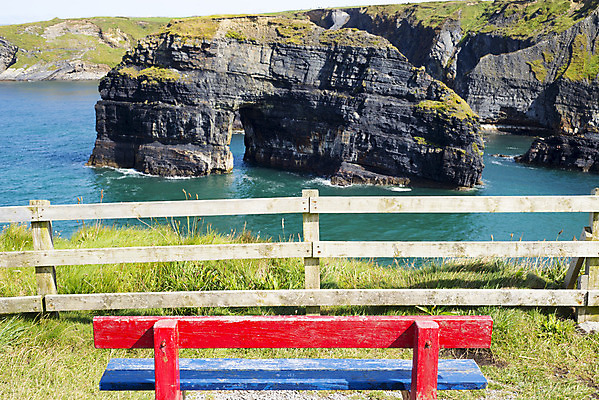 포토 JPG 해외이미지 구름 길 바다 겨울 벤치 의자 자연 하늘 휴가 휴식 풍경 사람없음 야외 목재 빨간색 초록색 파란색 울타리 평화 침묵 절벽 가을 고독 그림 아치 아일랜드 파라다이스 해외202004 해외포토 자연요소 나무 계절 감정 유럽 컬러 가구 컨셉 재료 담장 소리 생태계 파일형식 이미지허브