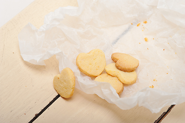 포토 JPG 해외이미지 디저트 사람없음 쿠키 하트 포장지 베이지색 종이호일 해외202004 해외포토 모양 음식 컬러 포장 파일형식 이미지허브