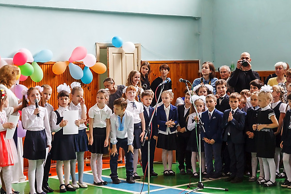 포토 JPG 해외이미지 백인 학생 전통 여학생 교육 행복 리본 문화 어린이 남학생 졸업 교실 학교 휴가 미소 사람 이벤트 소년 사람없음 야외 컬러풀 축제 봄 우정 종 축하 그룹 군중 5월 이별 부름 우크라이나 해외202004 해외포토 서양인 계절 여자 남자 감정 유럽 컬러 컨셉 모션 표정 친구 날짜 파일형식 이미지허브