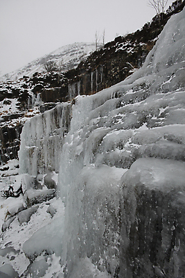 포토 JPG 해외이미지 계절 크리스마스 겨울 자연 웨일즈 사람없음 야외 냉동 얼음 폭포 추위 흰색 해외202004 해외포토 자연요소 기념일 컬러 영국 생태계 파일형식 이미지허브