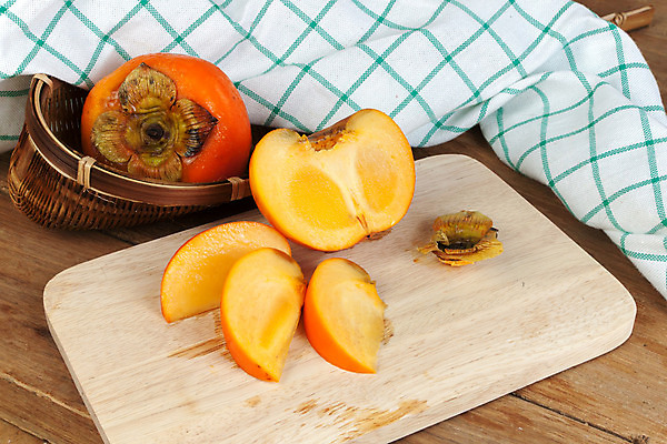 포토 JPG 해외이미지 실내 감 사람없음 나무탁자 해외202004 해외포토 과일 탁자 내부 파일형식 이미지허브