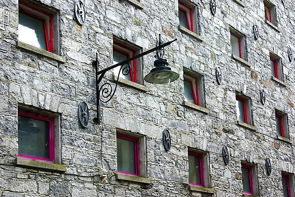 포토 JPG 해외이미지 건축양식 창문 거리 사람없음 건물 빨간색 빛 검은색 회색 골동품 램프 도시 중세 역사 향수 묘사 창고 타운 고체 옛날 해외202004 해외포토 건축물 건축 컬러 조명 화장품 파일형식 이미지허브