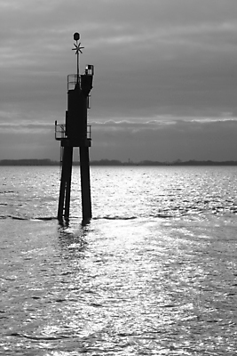 포토 JPG 해외이미지 유럽 바다 독일 흑백 사람없음 세로 물 강 반사 검은색 일몰 흰색 사인 북쪽 부표 해외202004 해외포토 자연요소 나라 컬러 촬영기법 노을 방향 파일형식 이미지허브