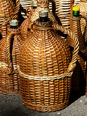 포토 JPG 해외이미지 전통 디자인 가구 유리 지팡이 손잡이 사람없음 목재 장식 갈색 노란색 와인 이탈리아 시골 거친 선탠 버드나무 플라스크 묘사 오브젝트 유기농 질감 짜임 수공예 내추럴 고립 등나무 수공예품 옛날 정리함 짜기 핸드메이드 해외202004 해외포토 나무 웰빙 유럽 컬러 생활용품 재료 모션 재질 주류 실험기구 공예 공예품 파일형식 이미지허브