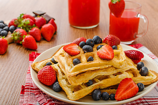 포토 JPG 해외이미지 접시 열매 음식 백그라운드 과일 딸기 아침 디저트 주택 건강 사람없음 빨간색 과자 초콜릿 얼음 식사 빵집 흰색 대접 신선 황금 달콤 맛 아침식사 설탕 굽기 크림 유기농 블루베리 벨기에 시럽 와플 바이오 페스츄리 핸드메이드 해외202004 해외포토 주간 자연요소 식물 식기 웰빙 빵 컬러 컨셉 건물 상점 구이 서유럽 파일형식 이미지허브