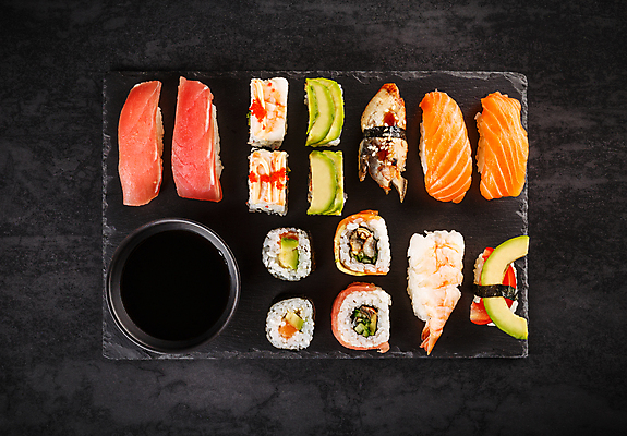 포토 JPG 해외이미지 검은배경 실내 사람없음 하이앵글 초밥 간장 종지 김초밥 아보카도 돌판 롤스시 연어초밥 일본음식 플랫레이 해외202004 참치초밥 해외포토 그릇 음식 뷰포인트 백그라운드 과일 내부 검은색 돌_바위 양념 플랫 연어 파일형식 이미지허브