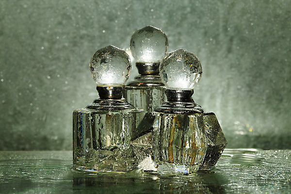 포토 JPG 해외이미지 웰빙 유리 유리병 사람없음 유행 목욕 화장품 욕실 고급 상품 소중 향수 향기 만들기 아로마 데오드란트 고립 돌봄 에센스 쾰른 해외202004 해외포토 컨셉 모션 재질 병_용기 독일 뷰티 청결 냄새 파일형식 이미지허브