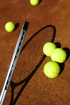 포토 JPG 해외이미지 주간 그림자 사람없음 야외 테니스 테니스라켓 테니스용품 테니스장 테니스공 땅바닥 해외202004 해외포토 자연요소 스포츠용품 공 스포츠시설 바닥 구기 라켓 파일형식 이미지허브