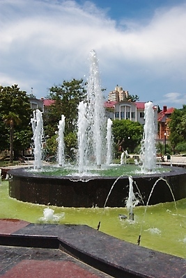 포토 JPG 해외이미지 나무 외관 공원 건축양식 하늘 사람없음 야외 건물 장식 물 도시풍경 정원 황혼 새벽 장비 안개 도시 그늘 분수 분무기 랜드마크 해외202004 해외포토 자연요소 식물 건축물 공공시설 건축 날씨 풍경 일몰 파일형식 이미지허브