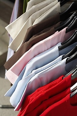 포토 JPG 해외이미지 옷 셔츠 매달리기 사람없음 야외 쇼핑 세일 상점 면 분양 해외202004 해외포토 상의 모션 부동산 파일형식 이미지허브