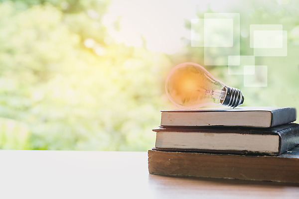 포토 JPG 해외이미지 디자인 교육 백그라운드 컨셉 전구 아이디어 사람없음 책 빛 스터디 갈색 노란색 검은색 성경 수확 흰색 오픈 중세 도서관 신비 심볼 읽기 오브젝트 복고 문학 공상 광 발명 환상 해외202004 해외포토 컬러 농업 종교용품 모션 학습 역사 파일형식 이미지허브