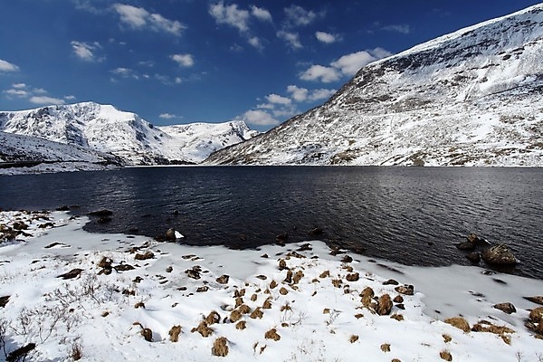 포토 JPG 해외이미지 구름 공원 호수 여행 자연 하늘 영국 웨일즈 산 국립공원 풍경 사람없음 야외 물 파란색 반사 냉동 침묵 흰색 시골 언덕 서리 암초 북쪽 내추럴 전국 폭설 눈내림 수평선 스노도니아 스노든산 해외202004 해외포토 자연요소 공공시설 유럽 컬러 눈_날씨 소리 자연재해 방향 생태계 파일형식 이미지허브