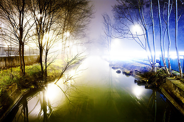 포토 JPG 해외이미지 나무 공원 도로 백그라운드 잎 겨울 가로등 자연 조명 거리 풍경 사람없음 야외 물 빛 울타리 도시풍경 노란색 정원 검은색 어둠 젖음 안개 가을 바위 등불 램프 도시 야간 저녁 무서움 해외202004 해외포토 자연요소 식물 계절 공공시설 감정 길 컬러 교통시설 날씨 담장 돌_바위 생태계 파일형식 이미지허브