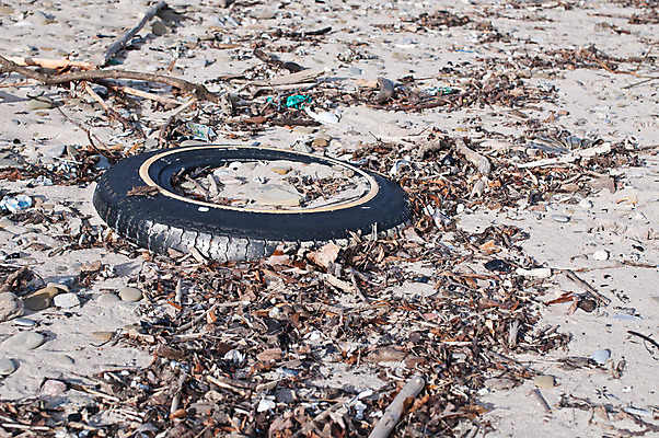 포토 JPG 해외이미지 모래 사람없음 야외 가로 환경 쓰레기 폐기물 파편 거절 타이어 고무 낭비 구식 옛날 해외202004 해외포토 컨셉 파일형식 이미지허브
