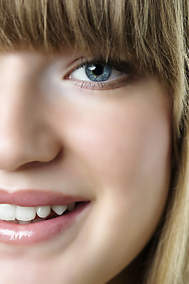 포토 JPG 해외이미지 백인 모델 1 응시 여자 얼굴 한명 미소 사람 옆모습 파란색 금발 머리 흰색 신선 피부 내추럴 돌봄 완벽 해외202004 해외포토 서양인 헤어스타일 시선 뷰포인트 컬러 컨셉 모션 표정 신체부위 파일형식 이미지허브