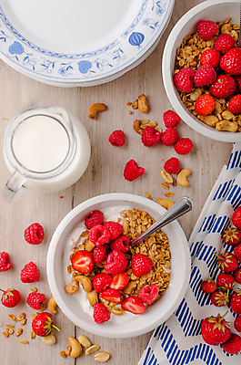 포토 JPG 해외이미지 그릇 접시 딸기 실내 사람없음 하이앵글 숟가락 우유 견과류 식탁보 우유병 산딸기 요거트 뮤즐리 그래놀라 나무배경 해외202004 해외포토 식기 음식 뷰포인트 백그라운드 과일 병_용기 유제품 수저 내부 파일형식 이미지허브