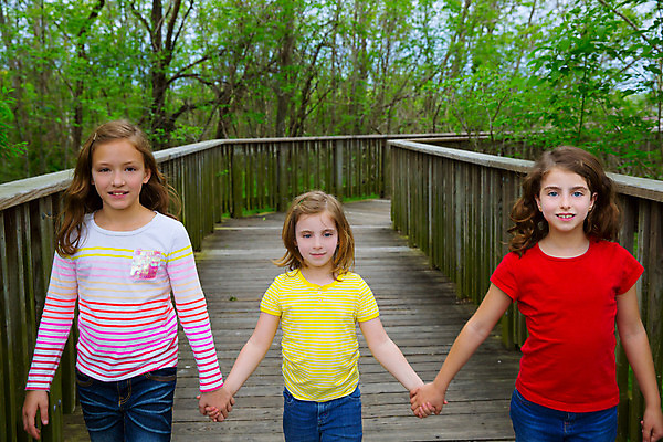 포토 JPG 해외이미지 나무 백인 응시 공원 여자 행복 호수 어린이 여행 백그라운드 학교 가족 자연 놀이 휴가 함께함 관리 미소 사람 풍경 소녀 야외 목재 세명 여름 친구 걷기 봄 표현 잡기 그룹 숲 작음 자매 철책 해외202004 해외포토 서양인 식물 시선 계절 공공시설 교육 감정 컨셉 재료 관계 모션 표정 크기 생태계 파일형식 이미지허브
