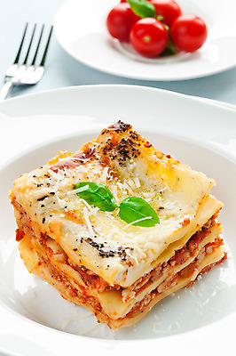 포토 JPG 해외이미지 접시 음식 포크 토마토 부분 치즈 파스타 육류 요리 사람없음 초록색 식사 저녁식사 이탈리아 소고기 흰색 신선 은색 굽기 서빙 바질 토마토소스 라자냐 핸드메이드 해외202004 해외포토 식기 유럽 컬러 채소 식재료 유제품 서양음식 소스_음식 이탈리아음식 구이 파일형식 이미지허브