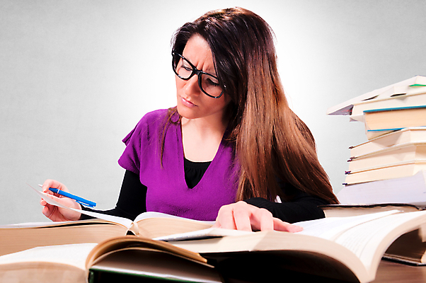 포토 JPG 해외이미지 백인 1 학생 여자 교육 안경 신체 학교 탁자 피곤 한명 사람 앉기 성인 10대 책 기댐 공백 회색 흰색 잡기 슛 고립 해외202004 해외포토 서양인 잡화 컬러 가구 컨셉 모션 청소년 파일형식 이미지허브