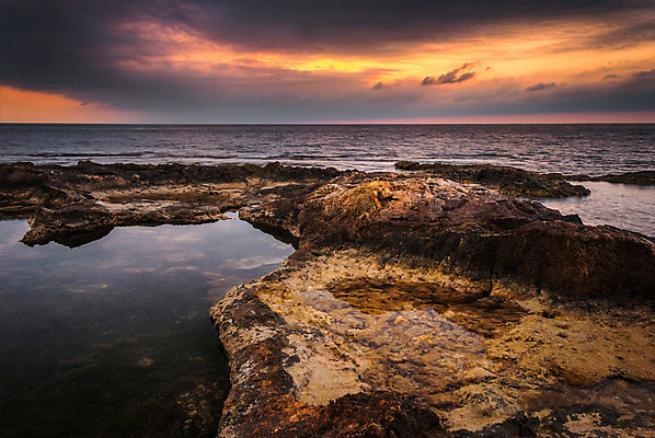 포토 JPG 해외이미지 구름 파도 바다 여행 오렌지 자연 하늘 표면 아침 휴가 휴식 풍경 사람없음 야외 물 여름 반사 노란색 일출 침묵 고요 일몰 활발 바위 해조류 지중해 장면 암초 내추럴 튀니지 수평선 해외202004 해외포토 주간 자연요소 계절 컬러 컨셉 과일 아프리카 노을 소리 돌_바위 해양식물 생태계 파일형식 이미지허브