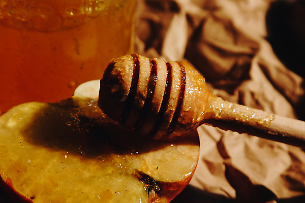 포토 JPG 해외이미지 종교 문화 음식 백그라운드 다이어트 과일 재료 유리 탁자 디저트 건강 사람없음 목재 빨간색 초록색 노란색 신선 항아리 액체 막대기 사발 황금 달콤 맛 사과 상품 정상 벌 시리얼 연도 국자 유기농 꿀 내추럴 돌봄 바이오 숙성 핸드메이드 해외202004 해외포토 나무 웰빙 컬러 가구 곤충 컨셉 모션 재질 주방용품 도자기 사기그릇 파일형식 이미지허브