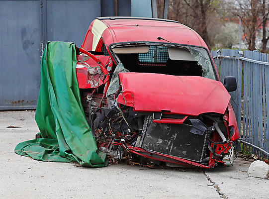 포토 JPG 해외이미지 자동차 사람없음 빨간색 손상 사건 승합차 보험 자동 해외202004 해외포토 육상교통 컬러 컨셉 승용차 파일형식 이미지허브
