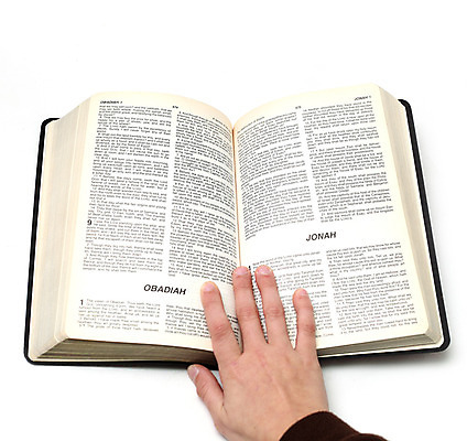 포토 JPG 해외이미지 손 기독교 종교 길 지도 텍스트 새로움 사람 사람없음 책 가로 스터디 우주 성경 금지 흰색 가리킴 잡기 오픈 영혼 자르기 증거 고립 복음 옛날 해외202004 해외포토 컬러 컨셉 종교용품 모션 손짓 신체부위 학습 파일형식 이미지허브